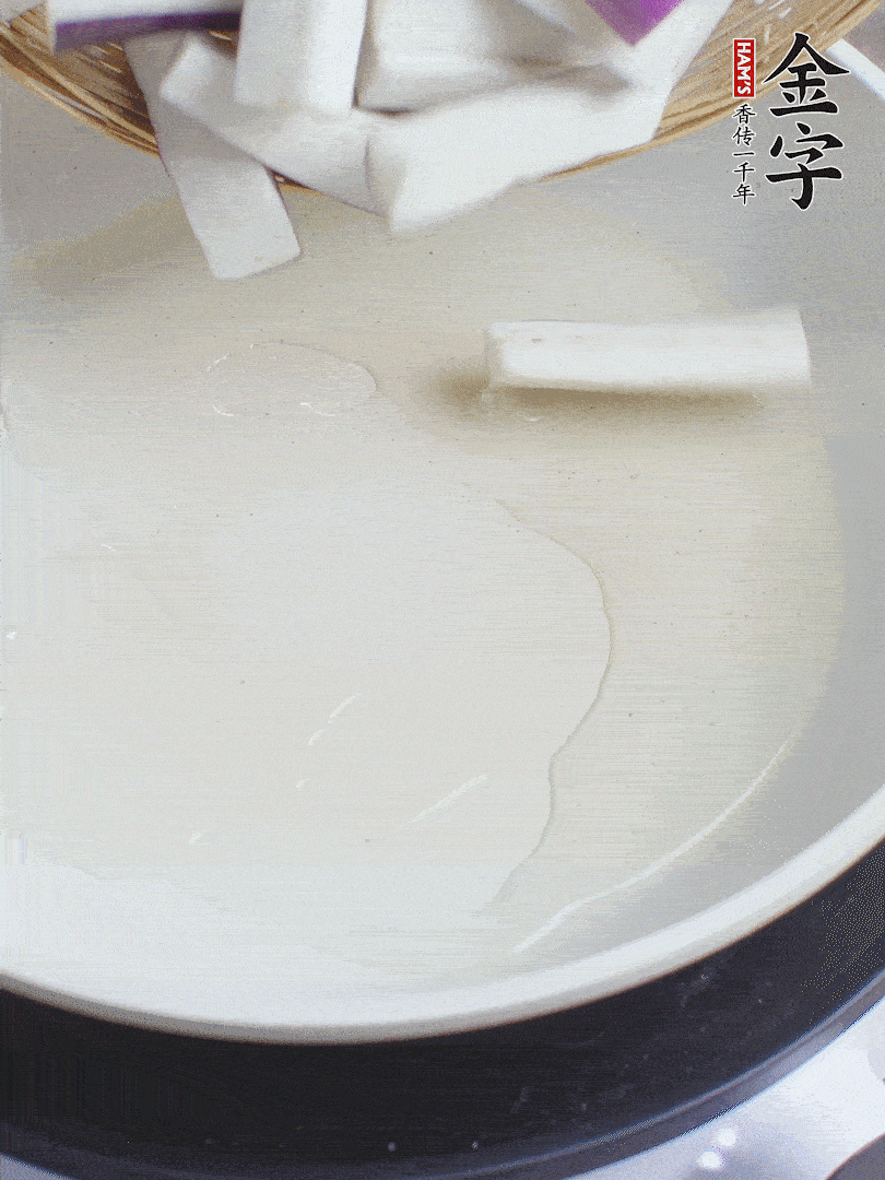 杭茄洗凈去蒂，縱向剖成4份，切成長(zhǎng)10cm左右的段。白洋蔥切絲?？谀⑾磧羧サ舯＜t椒切菱形片。