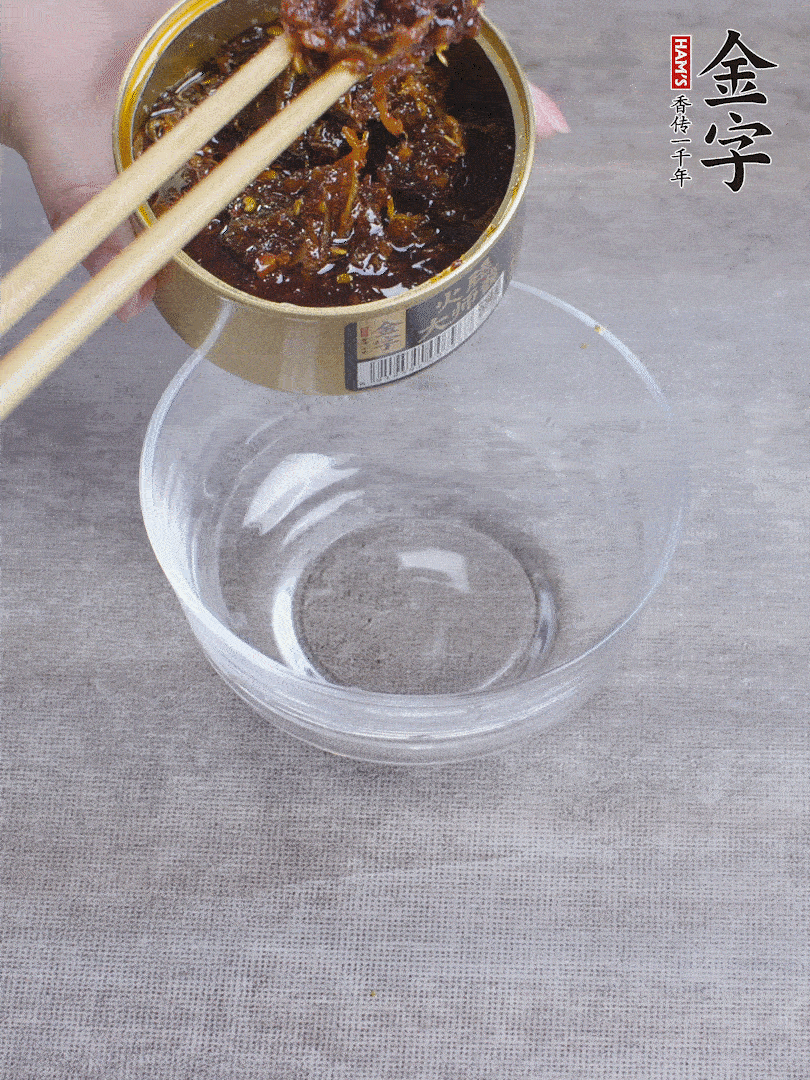 金字火腿大師醬2勺、醬油1勺、白砂糖1/2勺調(diào)勻。