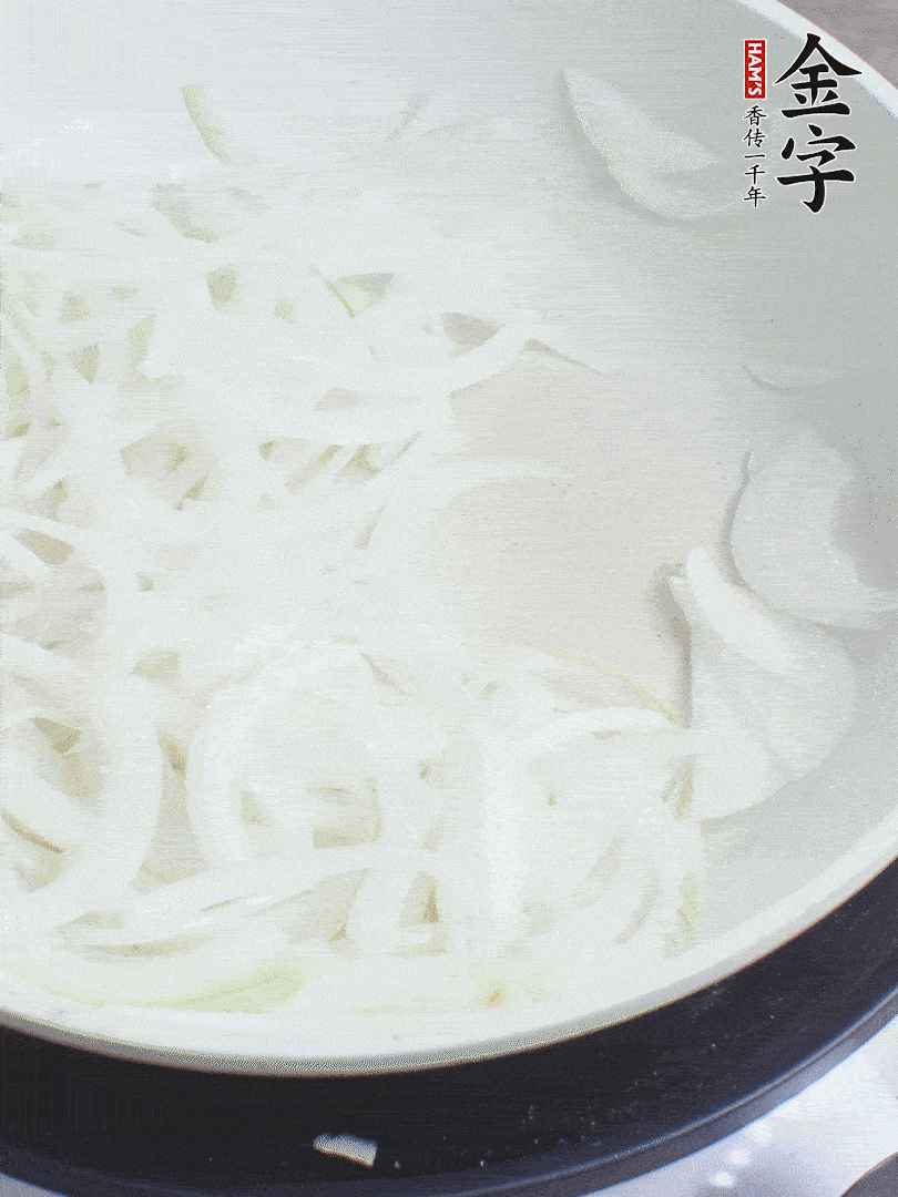 油熱下洋蔥絲、紅椒炒出香味。