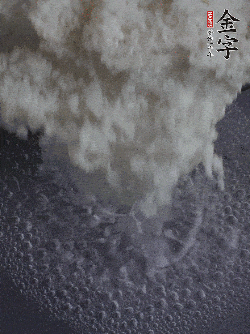 浸泡好的大米，沸水下鍋煮5分鐘，撈出瀝干。