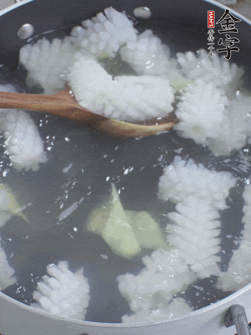 魷魚解凍后，加姜片、料酒汆燙30秒。