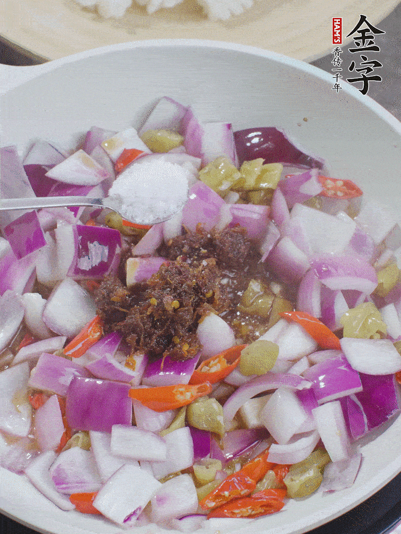 加1大勺金字火腿大師醬、2勺生抽、1勺糖，翻炒。