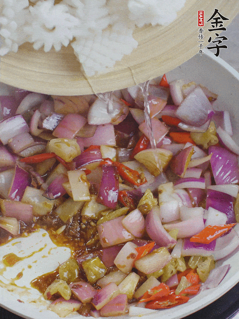 下魷魚花，2勺料酒炒勻。