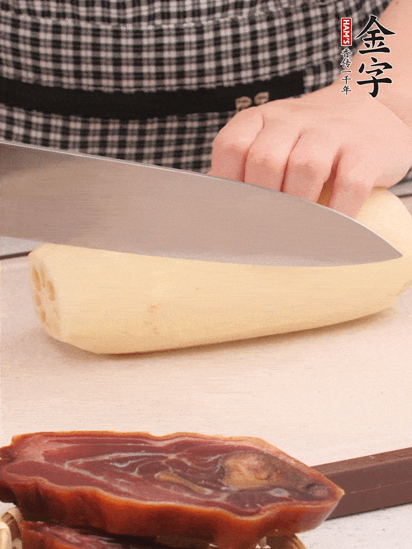 蓮藕削皮切塊。