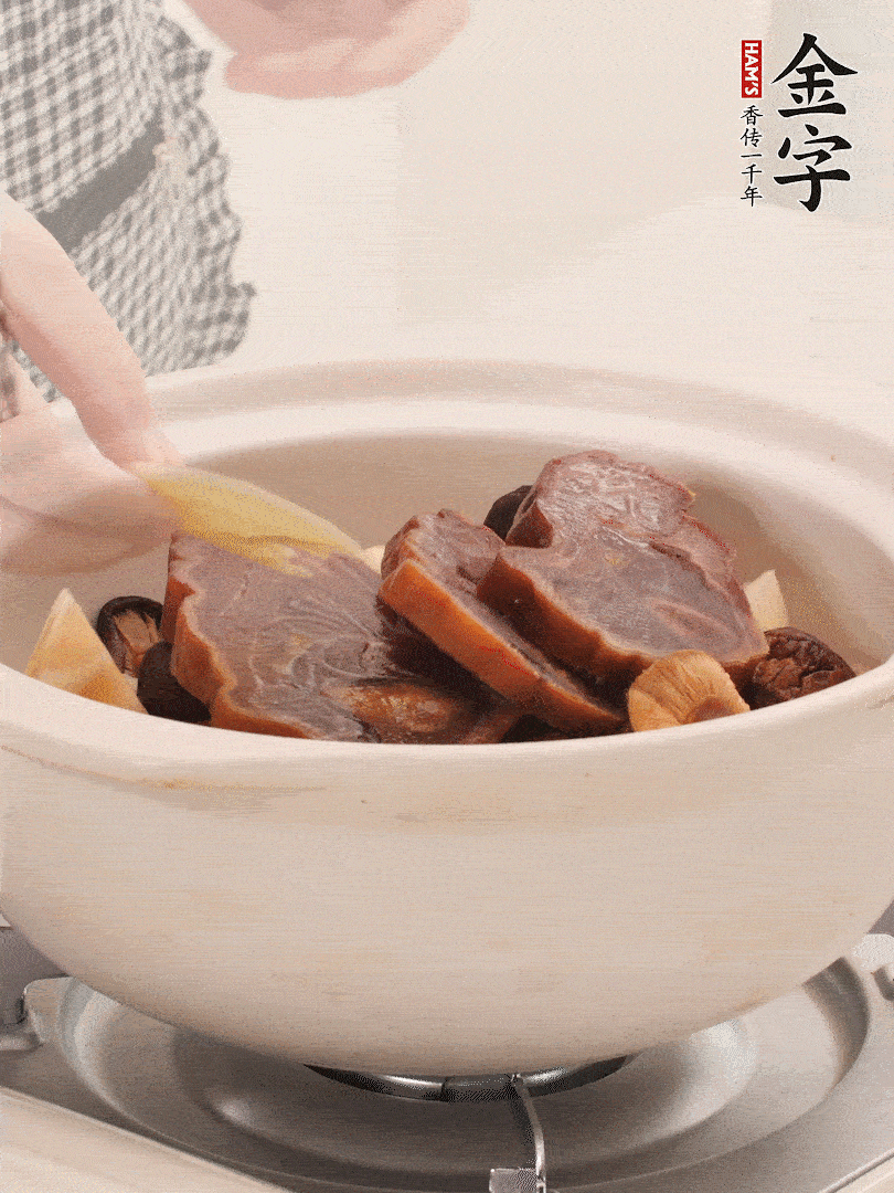 火腿、蓮藕、香菇放入砂鍋，加2片姜片，加水沒過1指。