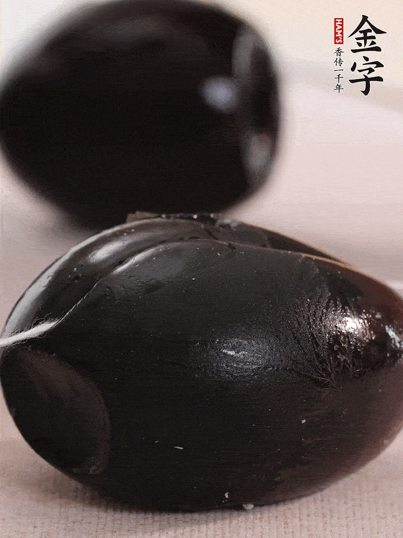 娃娃菜金針菇去跟洗凈，皮蛋改刀。