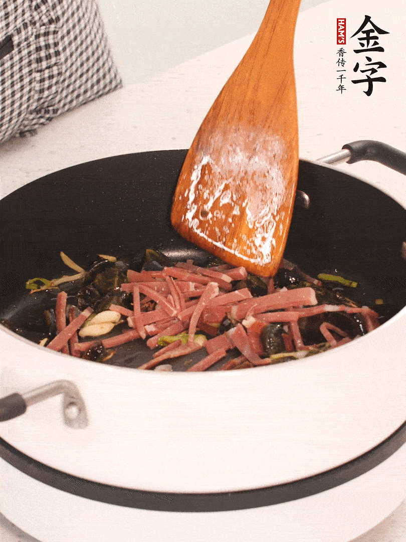 加入火腿煸炒一會，倒入開水燉煮15分鐘。