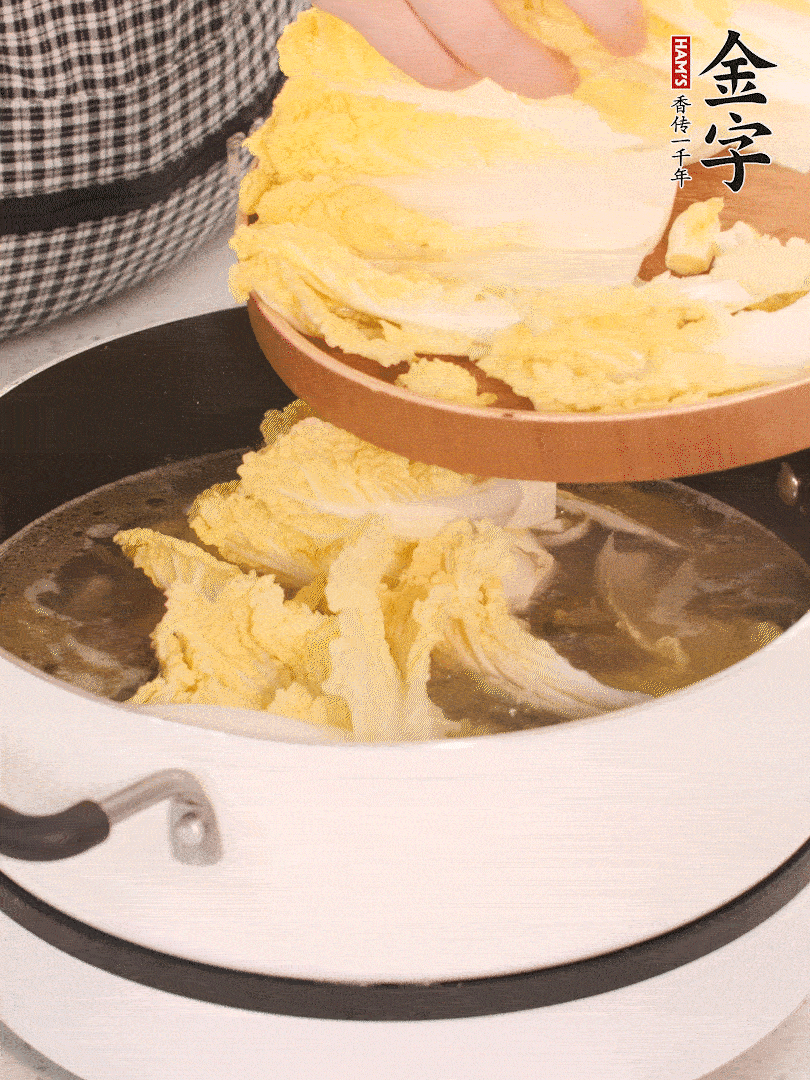 放入娃娃菜、金針菇再燉煮5分鐘。