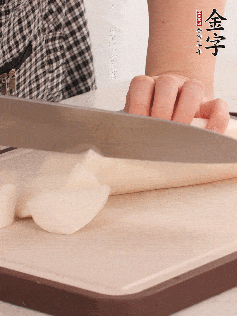 蘿卜切塊，火腿切片。