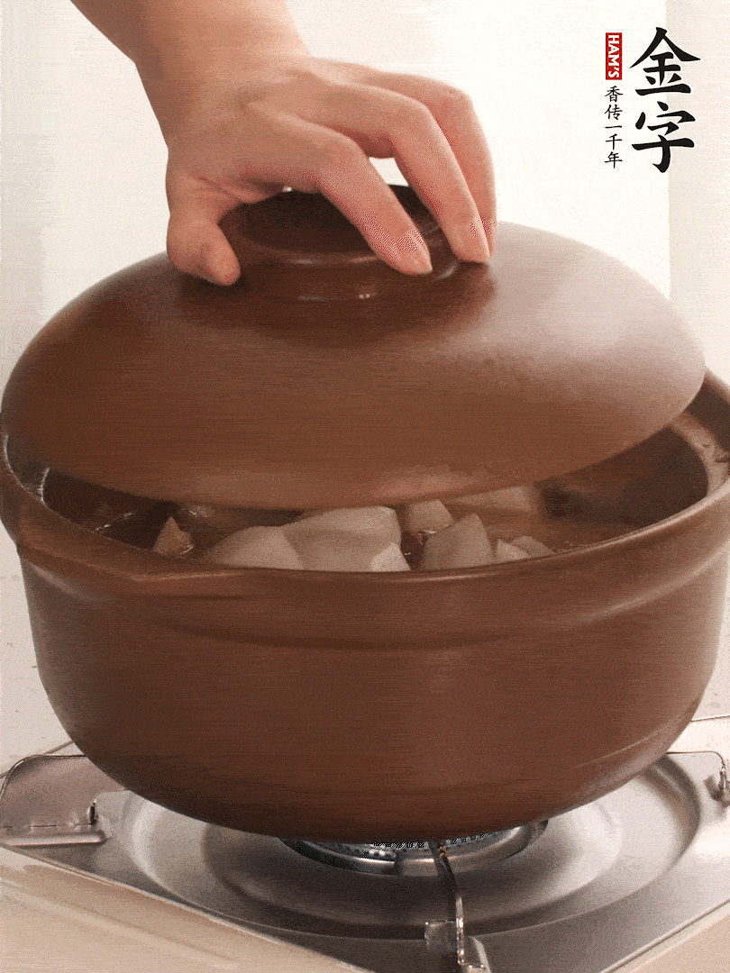 倒沒過食材的熱水，大火燒開。蓋上蓋子轉(zhuǎn)中小火，燉15-20分鐘。等蘿卜煮到喜歡的軟爛度就可以關(guān)火。