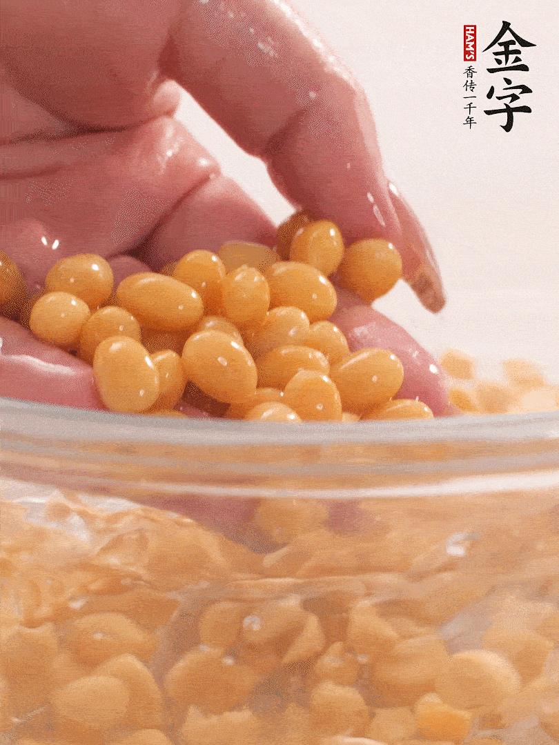 黃豆浸泡2小時，充分泡發(fā)，挑出干癟的不要。