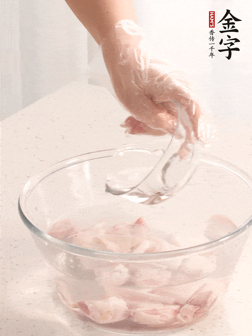 豬蹄除去雜毛、刮去油膩，斬成大塊，冷水浸泡半小時出血水，冷水下鍋，放入姜片、醋去腥，水燒開大約2分鐘，撈出。（白醋能夠讓豬蹄更白凈）