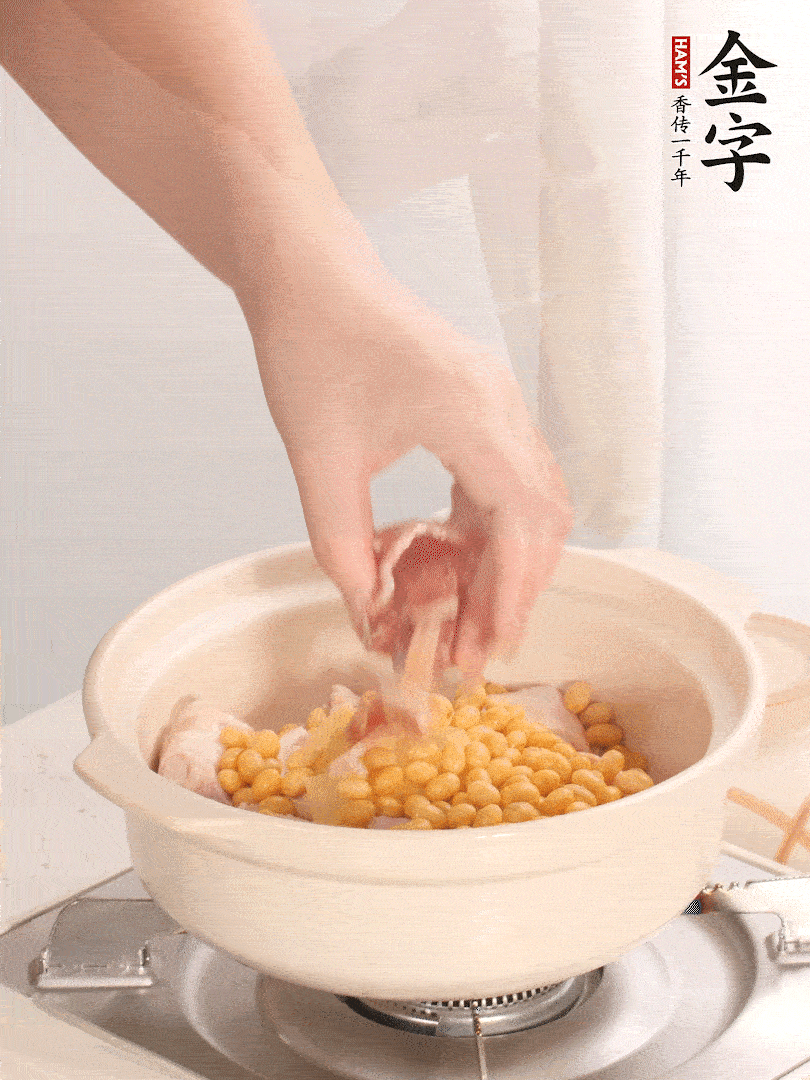 湯鍋放入豬蹄、姜片，加入黃豆、火腿，倒入足量的清水、適量料酒。