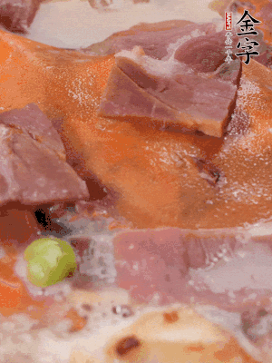 放適量料酒、清水煮到沸騰，再下蟹塊燜煮8分鐘。