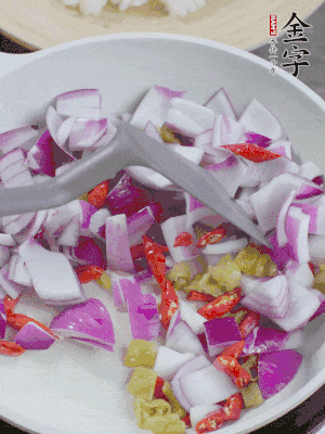 冷鍋熱油，下洋蔥、小米辣、泡椒，炒出香味。