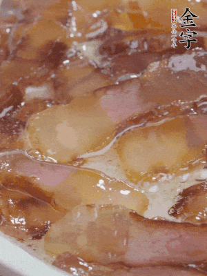 油5成熱，醬油肉煸香。