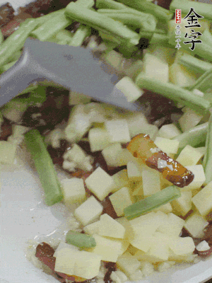 下蒜末、豆角、土豆塊翻炒。