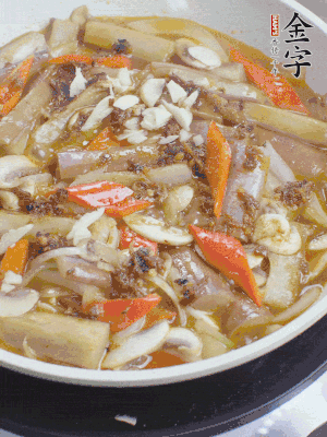 撒蒜末、香菜末。