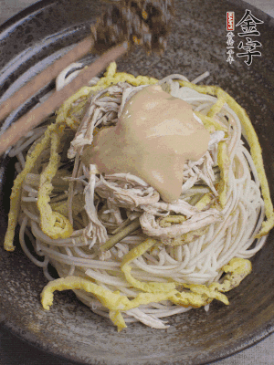 生抽1勺、醋1勺、芝麻醬1勺、金字火腿大師醬1勺。