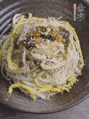 撒上花生碎、白芝麻、蔥花。