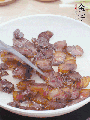 熱鍋少油，醬油肉煸出油脂，盛出。