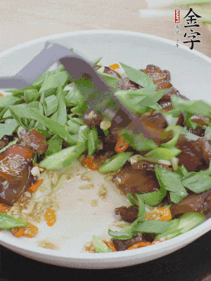 倒蒜葉翻炒均勻。