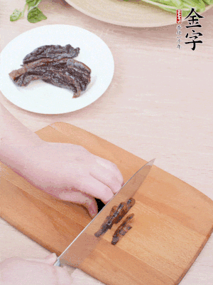金字醬油肉下鍋煮10分鐘，切薄片。