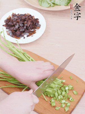 空心菜摘掉葉子，菜梗切成丁。