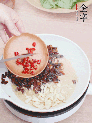 爆香蒜末、小米辣。