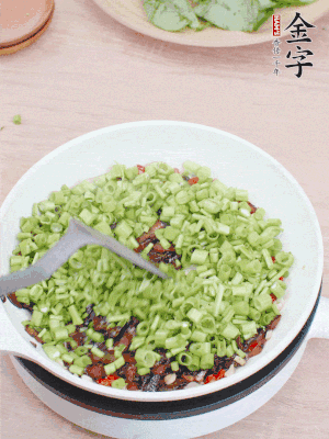 下菜梗翻炒，混合醬油肉。