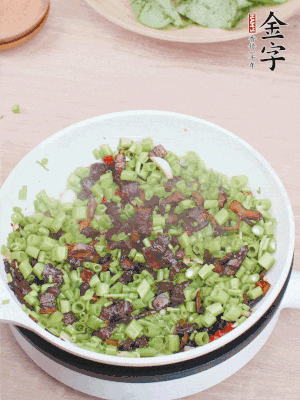 1勺生抽、1勺蠔油、1點(diǎn)點(diǎn)白糖調(diào)味。