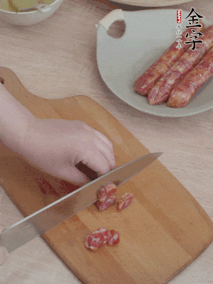 香腸切片。（圓片一點，不用很斜）