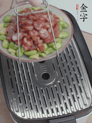 蠶豆鋪底，香腸鋪上，上鍋蒸15分鐘。