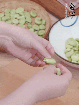 蠶豆剝殼，去掉豆衣，切碎。