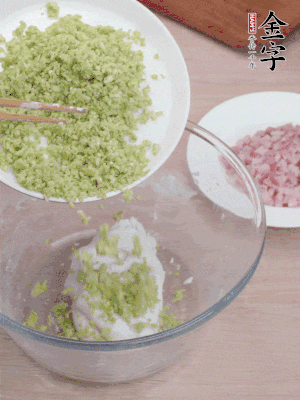 糯米粉邊揉邊加水，成團(tuán)后揉進(jìn)蠶豆、咸肉。