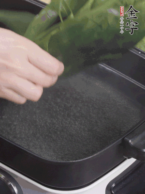 粽葉入沸水煮1分鐘，翻面再煮1分鐘，清洗干凈加水浸泡。