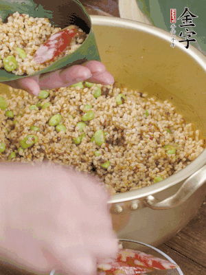 兩片粽葉1/2處葉尾相疊，中間卷成圓錐后裝入餡料。