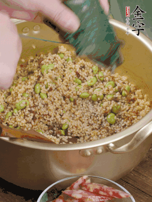 再附一張粽子，一齊向后折疊，線繩捆綁。