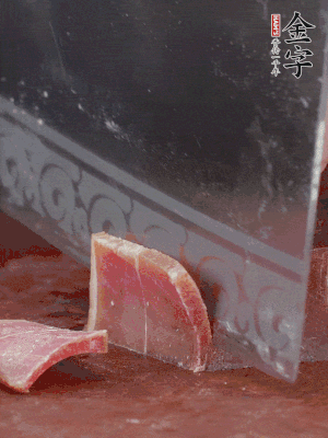 取金字火腿塊150g，切成薄片。生姜切片。