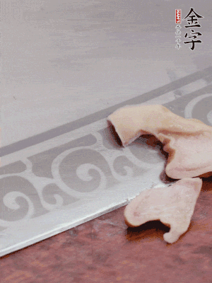 橫向一分為二，均勻切絲。