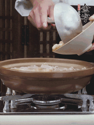 燜煮30分鐘，下花生、紅棗煮5分鐘。（花生提前預(yù)煮15分鐘）