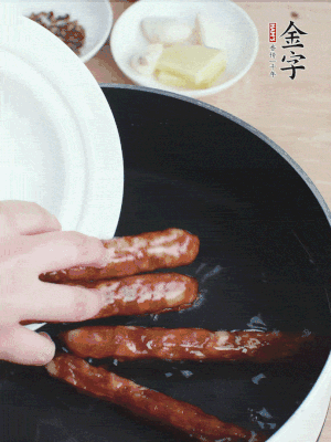 金字香腸水煮15分鐘，撈出切薄片。