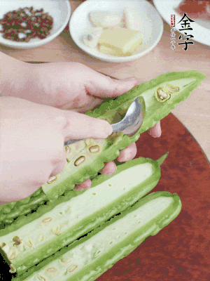 苦瓜去籽切薄片，一點鹽拌勻，10分鐘后沖洗控干。香蔥切蔥花、姜切末、蒜拍碎、干辣椒切圈。