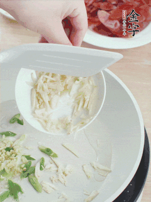 油4成熱，下蔥姜蒜、干辣椒、花椒煸出香味。