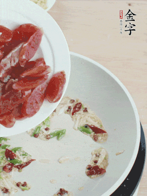 放香腸、苦瓜快速翻炒。