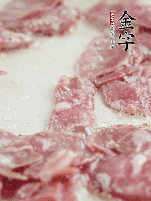 炒鍋熱油，下培根火腿煸炒。