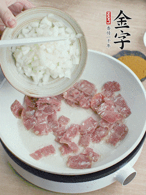 依次下洋蔥、紅菜椒、豌豆粒、玉米粒翻炒均勻。