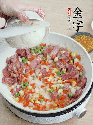 放米飯炒至顆粒分明。