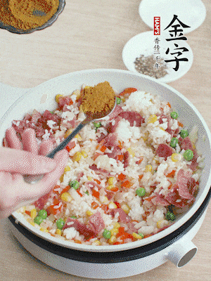 1勺咖喱粉、1/2勺鹽，少許黑胡椒碎炒均。