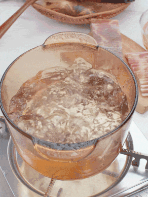 春筍切片焯水3分鐘，去除草酸澀味。